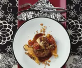 Steak mit gemischten Pilzen und Tomaten