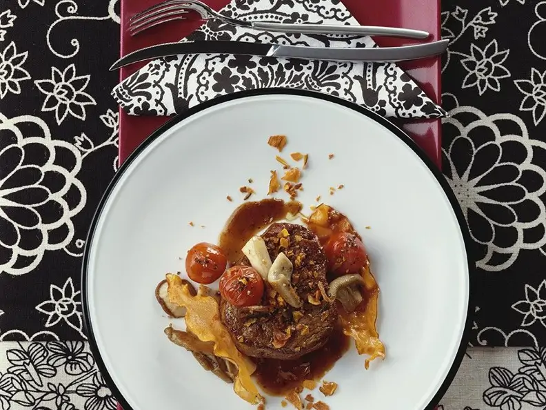 Steak mit gemischten Pilzen und Tomaten