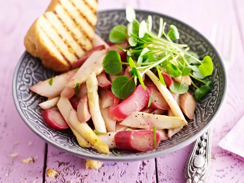 Spargelsalat mit Rhabarber