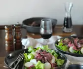 Steakstreifen auf gemischtem Salat