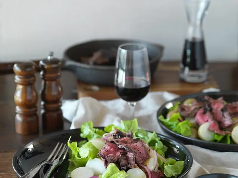 Steakstreifen auf gemischtem Salat