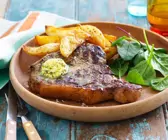 Steak mit Kartoffeln und Kräuterbutter