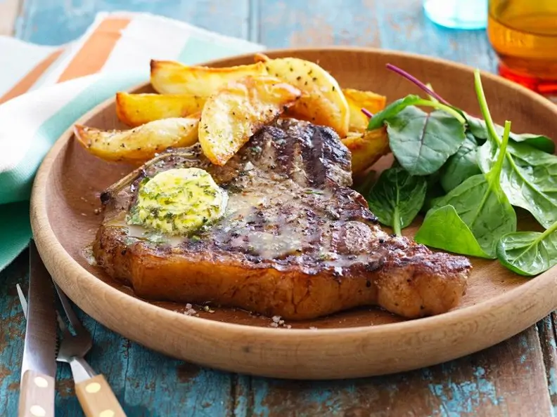 Steak mit Kartoffeln und Kräuterbutter