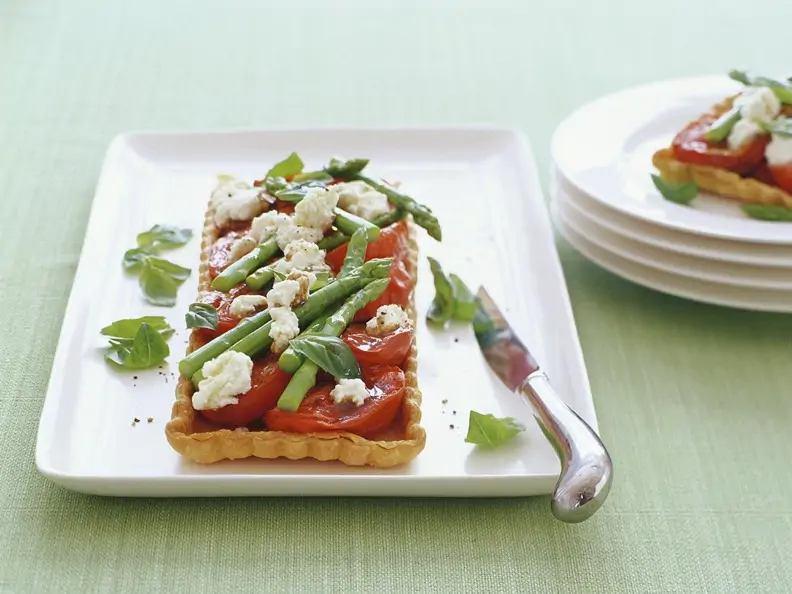 Spargeltarte mit Tomaten und Käse