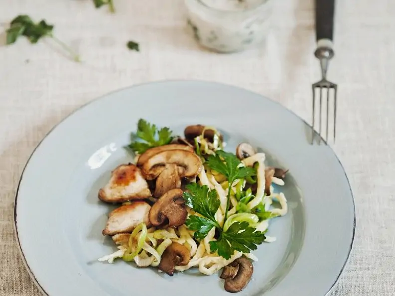 Spätzlepfanne mit Hähnchen und Pilzen