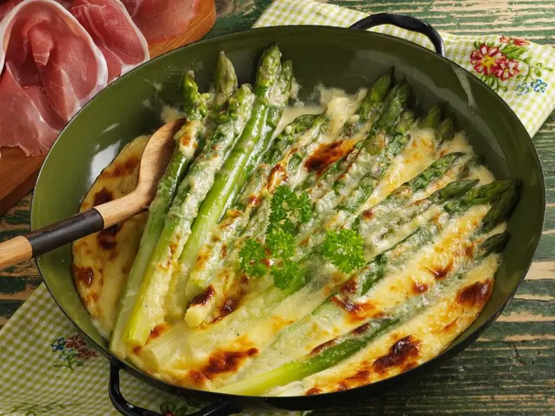 Überbackener grüner Spargel mit Mascarpone