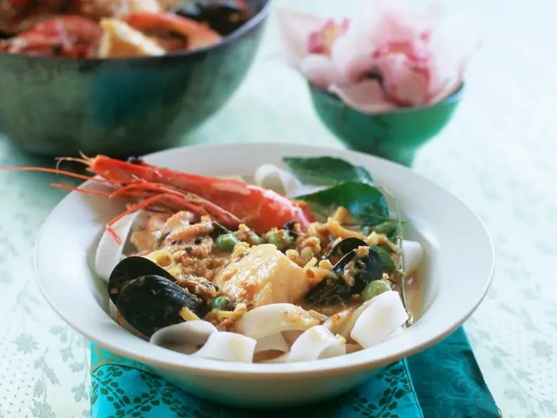 Currysuppe mit Meeresfrüchten