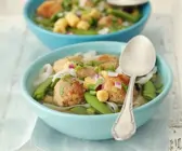 Gemüsesuppe mit Nudeln und Fleischbällchen