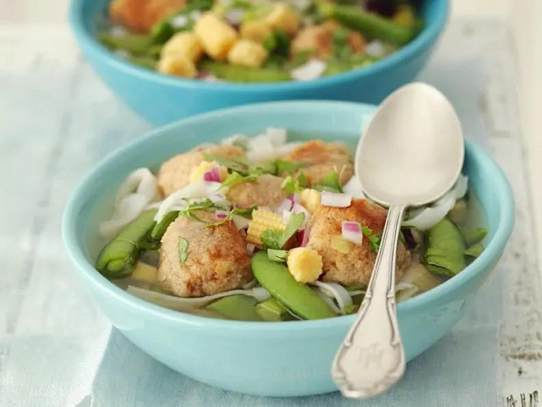 Gemüsesuppe mit Nudeln und Fleischbällchen