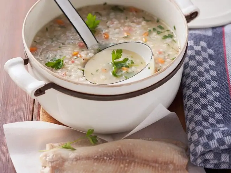 Graupensuppe mit Räucherfisch