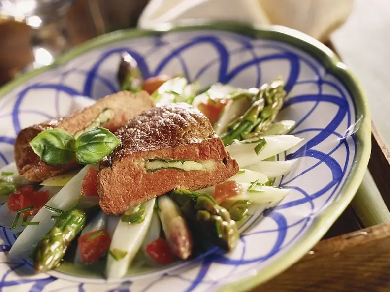 Gefülltes Kalbssteak mit mariniertem Spargel