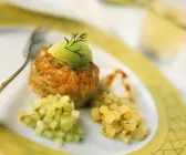Vorspeise mit Lachs, Gurken und Kartoffeln