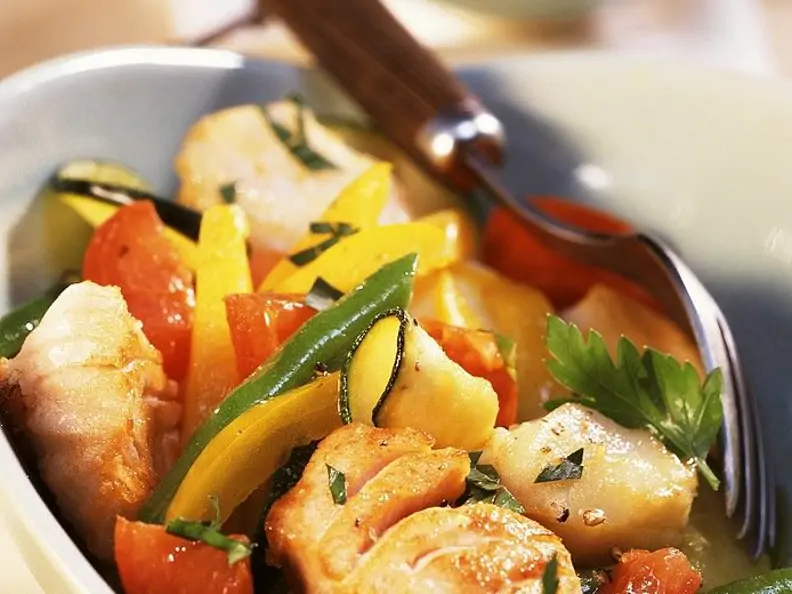 Gebratener Fisch mit Wok-Gemüse