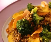 Risotto aus Grünkern mit Karotten und Brokkoli