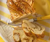 Hefezopf mit Marzipan und Nüssen