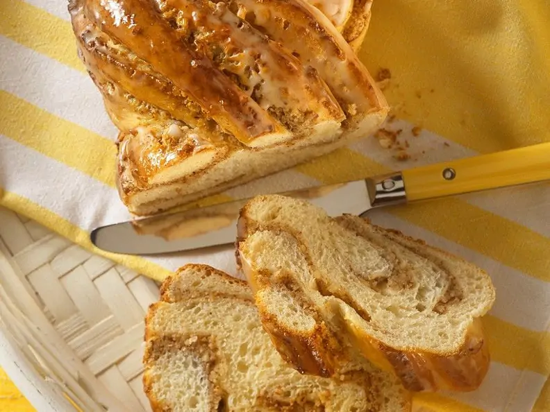 Hefezopf mit Marzipan und Nüssen