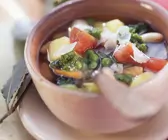 Einfache vegetarische Gemüsesuppe
