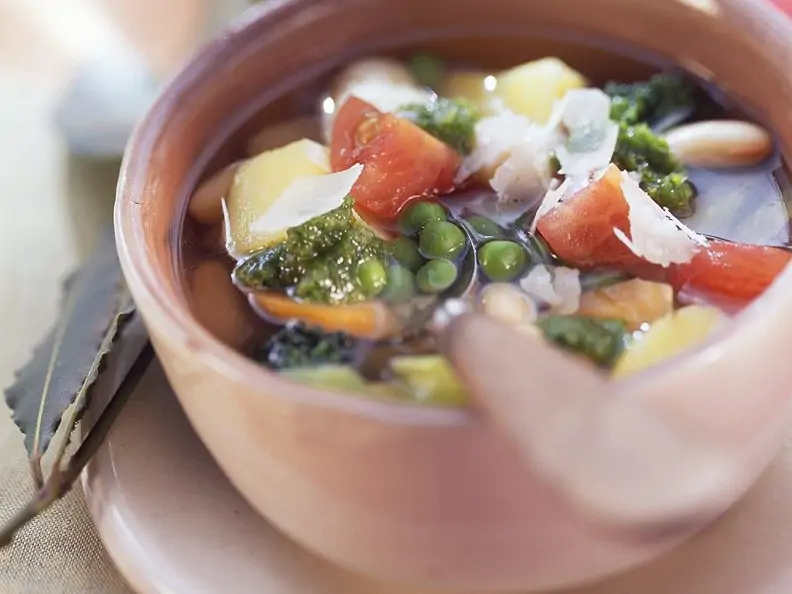 Einfache vegetarische Gemüsesuppe