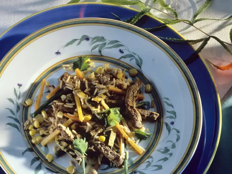 Rindfleischpfanne mit Reis und Omelett