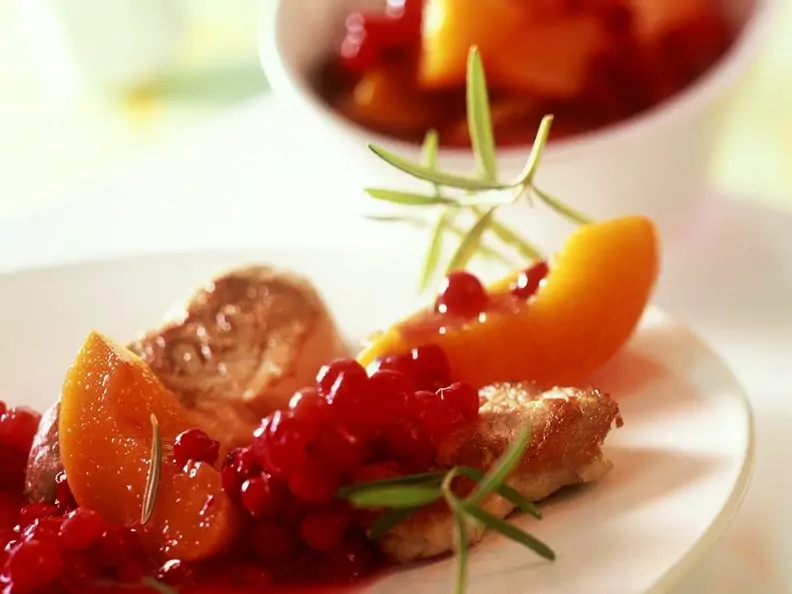 Kompott aus Prisichen und Preiselbeeren