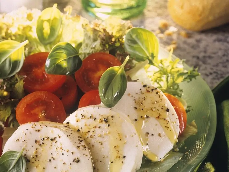 Blattsalat mit Tomaten und Mozzarella