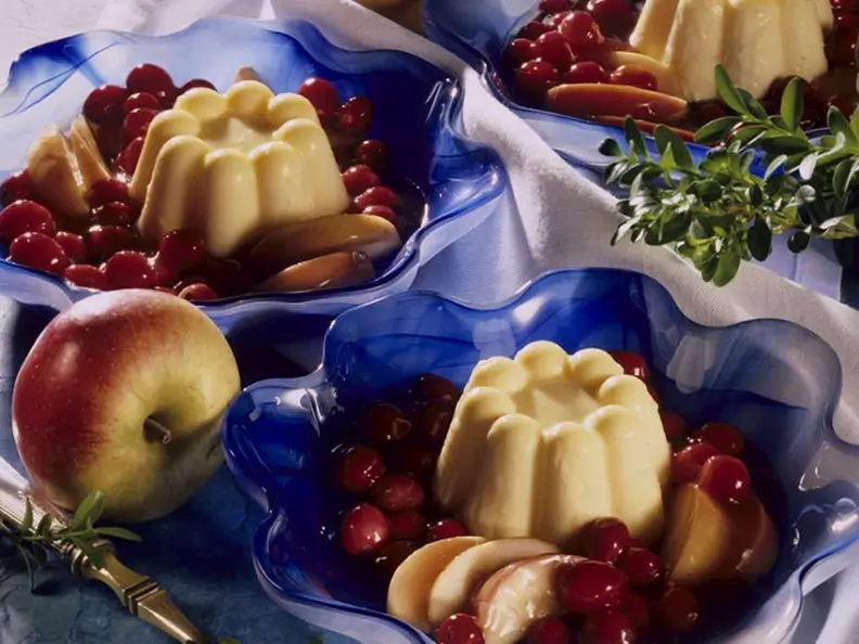 Vanillepudding mit Früchten