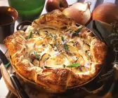 Zwiebelkuchen mit Äpfeln und Kräutern