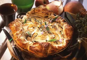 Zwiebelkuchen mit Äpfeln und Kräutern