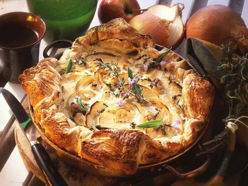 Zwiebelkuchen mit Äpfeln und Kräutern