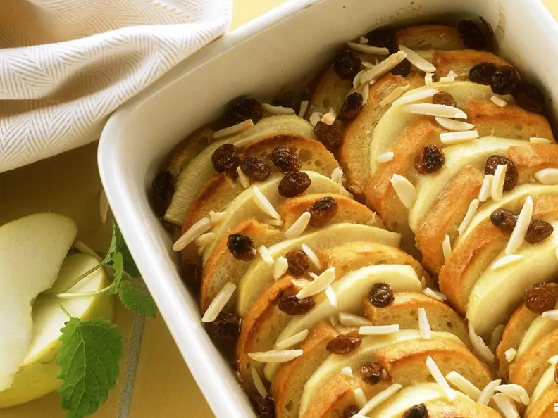 Semmelauflauf mit Obst