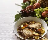 Koteletten mit sautierten Trauben und Äpfeln