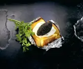 Ofenkartoffel mit Sauerrahm und Kaviarnocke
