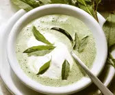 Kräuterrahmsuppe mit Sauerampfer