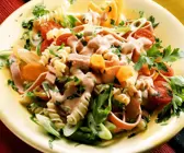 Nudelsalat mit Gemüse und Bierschinken