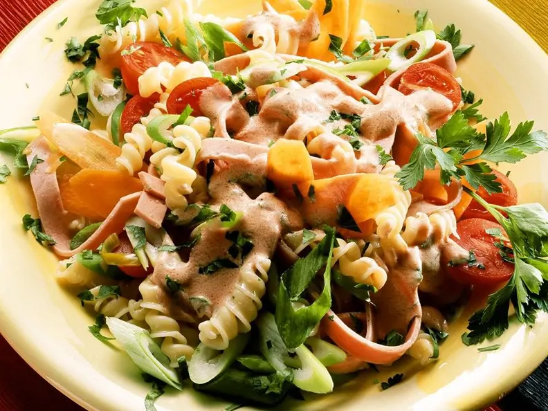 Nudelsalat mit Gemüse und Bierschinken