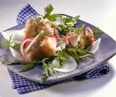 Matjesfilets auf Rettich-Rucola-Salat
