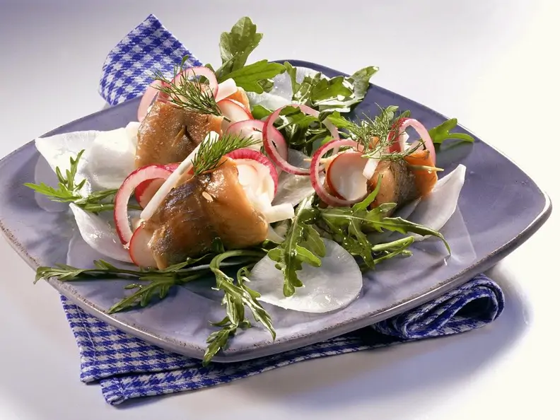 Matjesfilets auf Rettich-Rucola-Salat