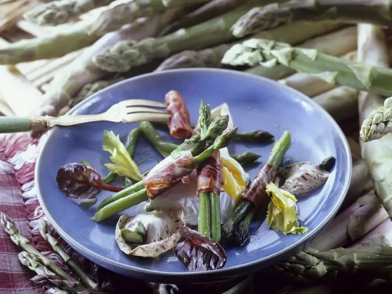 Spargel-Speck-Päckchen mit Ei