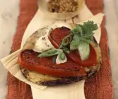 Überbackene Tortillafalden mit Tomaten und scharfer Salsa