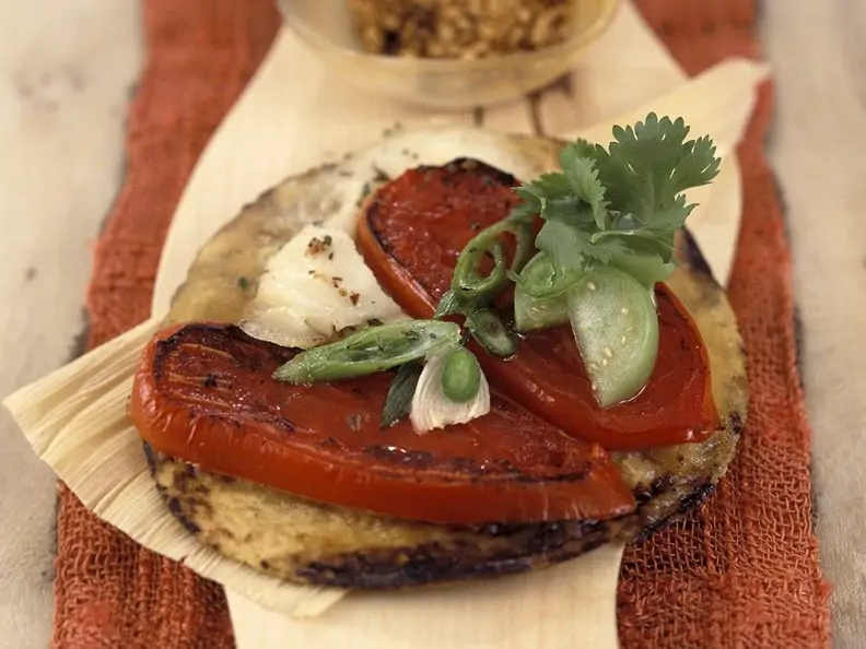 Überbackene Tortillafalden mit Tomaten und scharfer Salsa