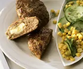 Gefüllte Fleischpflanzerl mit Gurkensalat