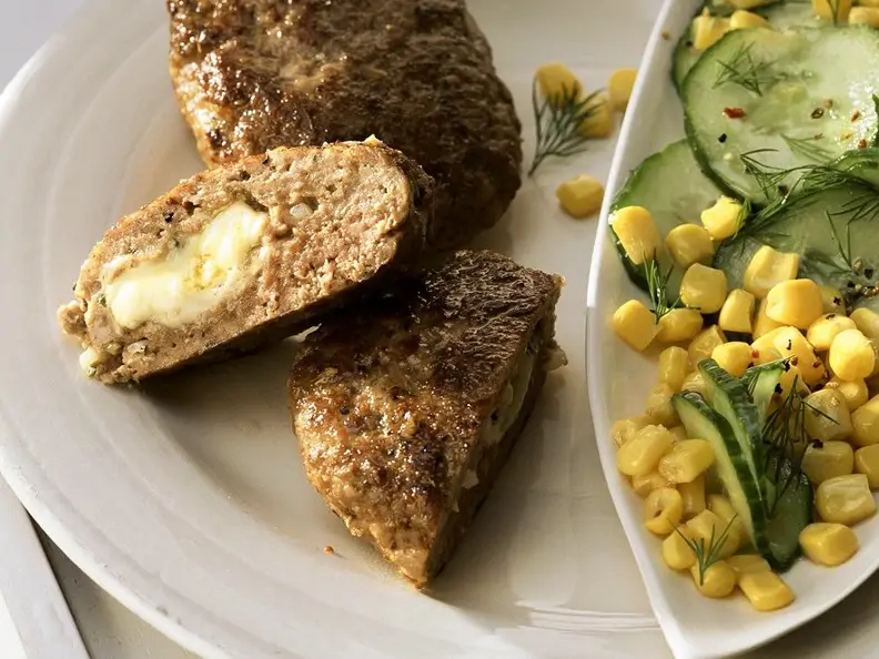 Gefüllte Fleischpflanzerl mit Gurkensalat