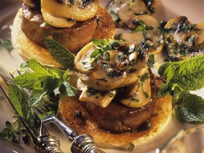 Filet-Toast mit Champignons und Kräutern