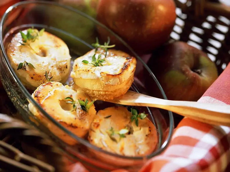 Mit Ziegenkäse gratinierte Apfeltoasts