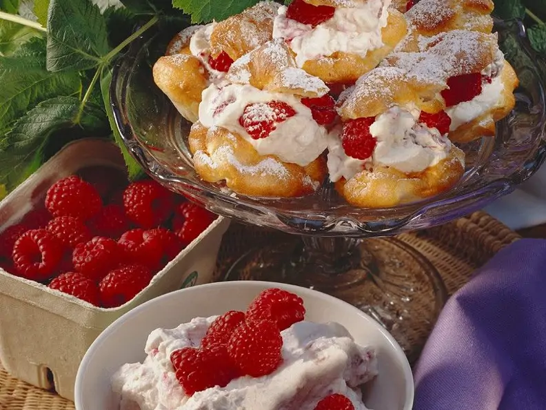 Windbeutel mit Mascarponecreme und frischen Himbeeren