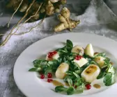 Gebratene Topinambur mit Salat und Beeren