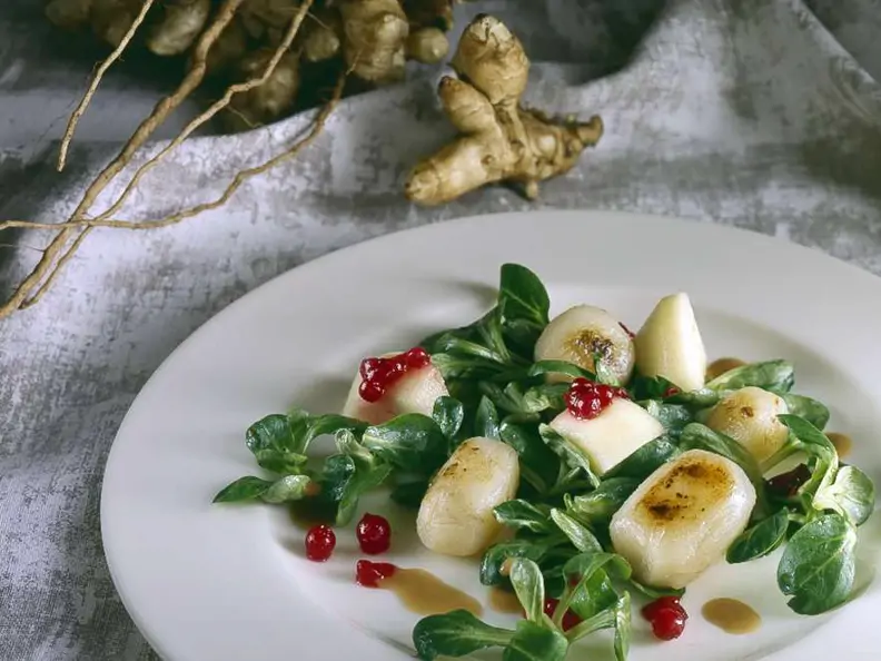 Gebratene Topinambur mit Salat und Beeren