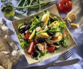 Thunfisch-Bohnen-Salat mit Kartoffeln, Oliven und Ei