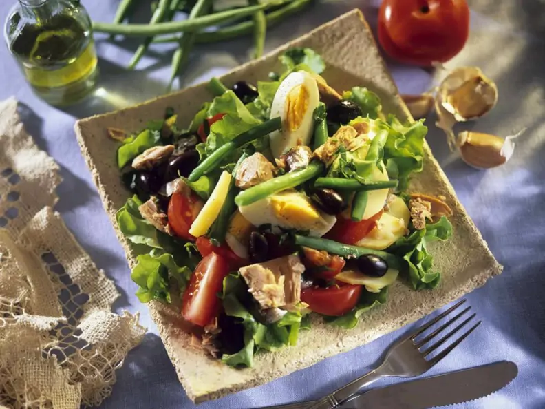 Thunfisch-Bohnen-Salat mit Kartoffeln, Oliven und Ei