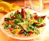 Salat mit Pute, Mango und Keimlingen